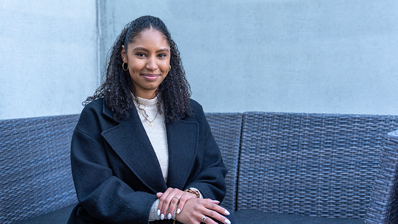 Jelisha Tubajiki assise dans la cour intérieure de la prison régionale de Thoune.